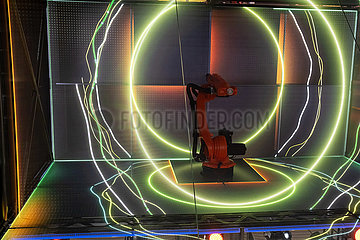 Deutschland  Hannover - Hannover-Messe  SAP-Messestand mit einem Kuka-Roboterarm als Teil einer Lightshow