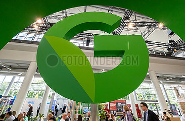 Deutschland  Hannover - Hannover-Messe  Messestand von Google  dahinter Publikum