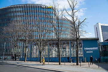 Berlin  Deutschland  Traenenpalast am Bahnhof Friedrichstrasse und Spreedreieck der EY Wirtschaftspruefungsgesellschaft