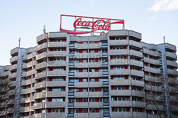 Berlin  Deutschland  Plattenbauwohnungen und Coca-Cola-Werbung am Spittelmarkt in Berlin-Mitte