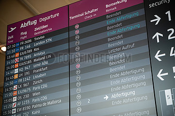 Berlin  Deutschland  Anzeigetafel mit Fluginformationen in der Abflugebene des Terminal 1 am Flughafen Berlin-Brandenburg BER