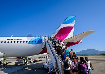 Urlauber steigen in ein Eurowings Flugzeug  Korfu  Griechenland