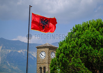 Albanische Fahne  Gjirokastra  UNESCO Weltkulturerbe  Albanien