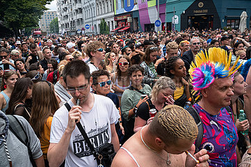Berlin  Deutschland  Technofans und Feiernde auf der 2022 Parade Rave the Planet   der Nachfolgeveranstaltung der Loveparade