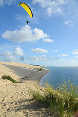 Gironde (33). Bassin d'Arcachon. Parapente sur la dune du Pillat. Avec une hauteur de 102 5 m  la dune du Piilat est la plus haute d'Europe