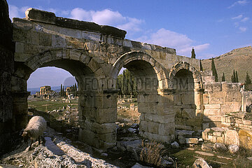 Truthahn. Pamukkale. Hierapolis Römische Stätte. Die Arche hat drei Bögen