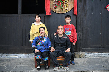 Xinhua Schlagzeilen: Eine zehnjährige Transformation des entfernten ethnischen Dorfes