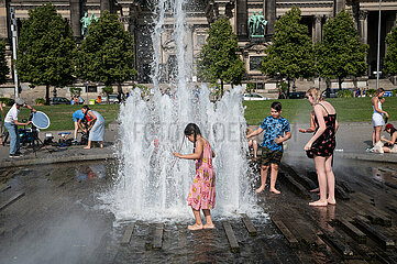 Berlin  Deutschland  Kinder kuehlen sich an einem heissen Sommertag am Springbrunnen im Lustgarten ab