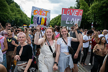 Berlin  Deutschland  Parade des Christopher Street Day (CSD) zieht entlang der Strasse des 17. Juni im Ortsteil Tiergarten