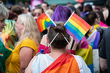 Berlin  Deutschland  Teilnehmerin mit bunten Regenbogen-Faehnchen auf der Parade des Christopher Street Day (CSD)