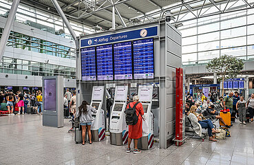 Flughafen Duesseldorf  Urlauber warten am Check-in Schalter  Nordrhein-Westfalen  Deutschland