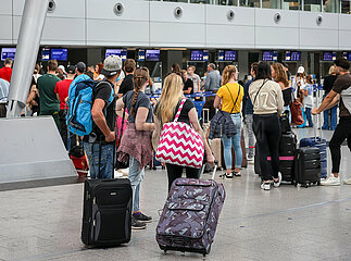 Flughafen Duesseldorf  Urlauber warten am Check-in Schalter  Nordrhein-Westfalen  Deutschland