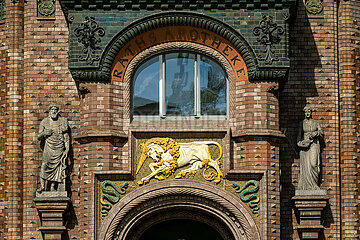 Deutschland  Hannover - Eingangsportal  Praechtiger Altbau  ua. frueher Sitz der Raths Apotheke  gebaut von Paul Rowald (1891)