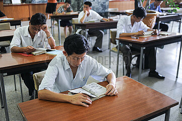 Pjoengjang  Nordkorea  Studenten sitzen im Lesesaal der Grossen Studienhalle des Volkes
