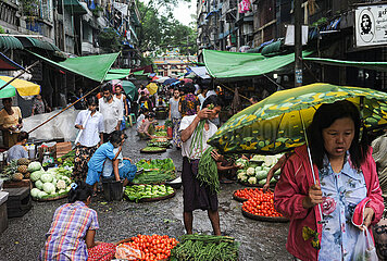 Yangon  Myanmar  Menschen beim Einkauf auf einem Strassenmarkt waehrend der Regenzeit