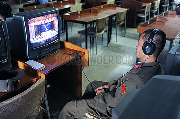 Pjoengjang  Nordkorea  Soldat in Uniform sitzt in einem Raum der Grossen Studienhalle des Volkes und schaut ein Video