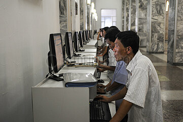 Pjoengjang  Nordkorea  Maenner vor Computern nutzen das Intranet in der Grossen Studienhalle des Volkes