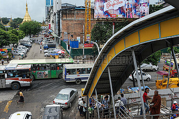 Yangon  Myanmar  Fahrzeuge stecken im Verkehrsstau im Stadtzentrum mit der Sule-Pagode im Hintergrund