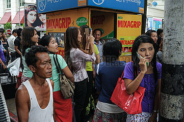 Yangon  Myanmar  Alltagsszene mit Menschen auf einer Strasse im Stadtzentrum