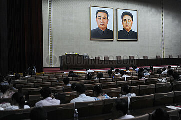 Pjoengjang  Nordkorea  Studenten sitzen in einem Hoersaal in der Grossen Studienhalle des Volkes
