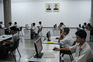 Pjoengjang  Nordkorea  Studenten sitzen an Bildschirmarbeitsplaetzen in der Grossen Studienhalle des Volkes