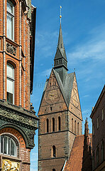 Deutschland  Hannover - Turm der Marktkirche St. Georgii et Jacobi  Wahrzeichen Hannovers Am Markte  vorne Altbau Gruenderzeit