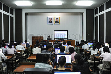 Pjoengjang  Nordkorea  Studenten sitzen an Bildschirmarbeitsplaetzen in der Grossen Studienhalle des Volkes
