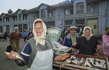Ukraine. Odessa. Privat Markt. Eine Frau Fischverkäufer