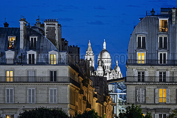 Paris (75) unbarmbeln de style Hausmannien sur la rue rivoli  avec en arriere-plan  au crepuscule  la basilique du sacre-cœur a montmartre