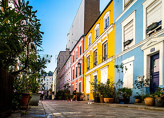 Frankreich. Paris (75) 12. Arrondissement. Die farbenfrohen Fassaden der Häuser in Rue Cremieux. Diese Straße ist zweifellos eine der farbenfrohsten Straßen der Hauptstadt  aber auch die beliebteste bei Touristen und Instagrammer (sehr zum Leidwesen ... seiner Bewohner)