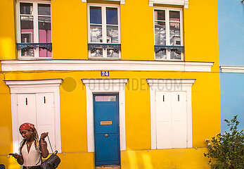 Frankreich. Paris (75) 12. Arrondissement. Die farbenfrohen Fassaden der Häuser in Rue Cremieux. Diese Straße ist zweifellos eine der farbenfrohsten Straßen der Hauptstadt  aber auch die beliebteste bei Touristen und Instagrammer (sehr zum Leidwesen ... seiner Bewohner)