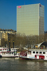 Frankreich  Paris (75)  12. Arrondissement  Port und Quai de la Rapee  die Seine auf hohem Winterebene  in der Hintergrund -Tour Traversere  Immobilienmanagement des SNCF