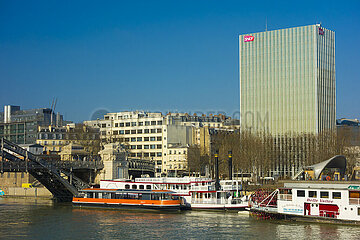 Frankreich  Paris (75)  12. Arrondissement  Port und Quai de la Rapee  die Seine auf hohem Winterebene  in der Hintergrund -Tour Traversere  Immobilienmanagement des SNCF -Gebäudes