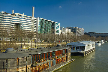 Frankreich  Paris (75)  12. Arrondissement  Quai und Port de la Rapee  schwimmende Lastkähne an der Seine: Adamant Day Care Center und Café Barge Restaurant. Das Gebäude links ist das Hauptquartier der RATP