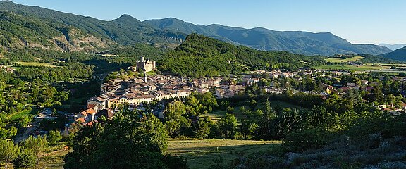 Frankreich. Hauutes-Alpes (05) Das Dorf Tallard und sein mittelalterliches Schloss (historisches Denkmal) im Durance Valley