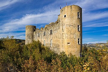 Frankreich  Hauutes-Alpes (05)  Tallard. Die Ruinen des Tallard Castle des mittleren Alters mit seiner Steinfassade