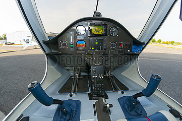 Frankreich  Bas-Rhin (67)  Flughafen Haguenau  New Light Flugzeug Electric Pipistrel Alphaelektro  Cockpit