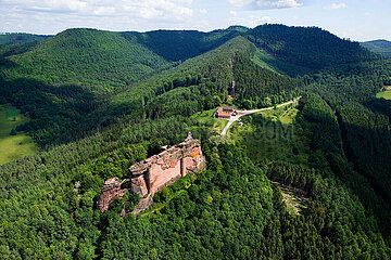 Frankreich. Elsass. Bas-rhin (67) Northern Vosges Regional Nature Park  Lembach  Luftansicht des Chateau du Flockenstein