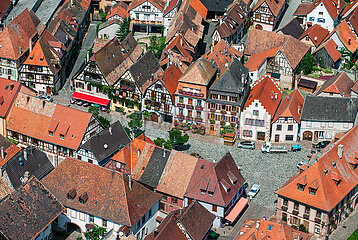 FRANKREICH. ELSASS. Haut-Rhin (68) Route des Vins D'Alsace  Kaysersberg Village  Luftansicht