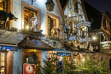 FRANKREICH. ELSASS. Haut-Rhin (68) Route des Vins D'Alsace  Kaysersberg Village; Weihnachtsdekoration in der Nacht