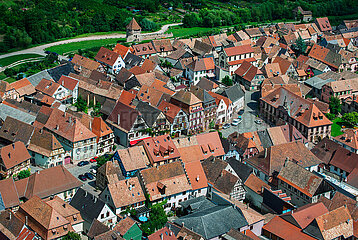 FRANKREICH. ELSASS. Haut-Rhin (68) Route des Vins D'Alsace  Kaysersberg Village  Luftansicht