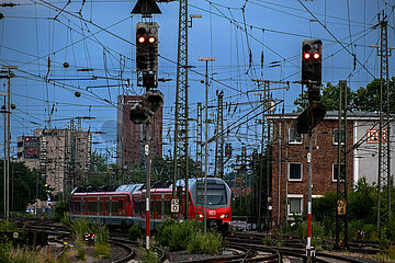 Deutschland  Muenster - Einfahrt eines Zugs der DB Regio am Hbf Muenster
