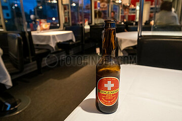 Deutschland  Bad Essen - Flasche der schweizerischen Biermarke Eidgenoss im Speisewagen eines ECs der Schweizerischen Bundesbahnen SBB