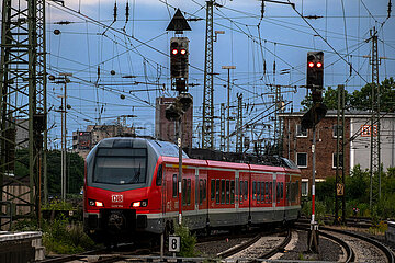 Deutschland  Muenster - Einfahrt eines Zugs der DB Regio am Hbf Muenster