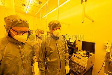 Deutschland  Hannover - Stephan Weil (SPD)  rechts  Niedersaechsischer Ministerpraesident  besichtigt Laboratorium fuer Nano- und Quantenengineering (LNQE)  der Leibniz Universitaet Hannover