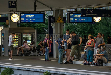 Deutschland  Muenster - Reisende warten am Bahnsteig auf ihren Zug am Hbf Muenster