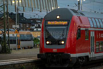 Deutschland  Muenster - Nicht Einsteigen- Endstation fuer einen Zug der DB Regio am Hbf Muenster
