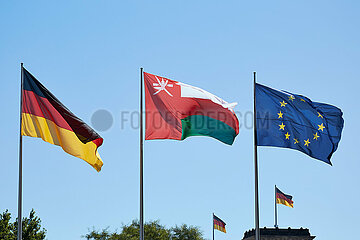 Berlin  Deutschland - Die Fahnen der EU  des Sultanats Oman und der Bundesrepublik Deutschland vor dem Kanzleramt.