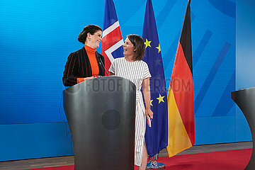 Berlin  Deutschland - Thordis Gylfadttir und Annalena Baerbock nach der gemeinsamen Pressekonferenz im Aussenministerium.