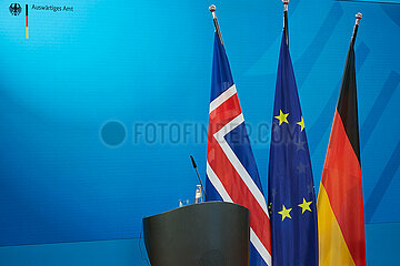 Berlin  Deutschland - Die Fahnen Islands  der EU und Deutschlands im Presseraum des Aussenministeriums.